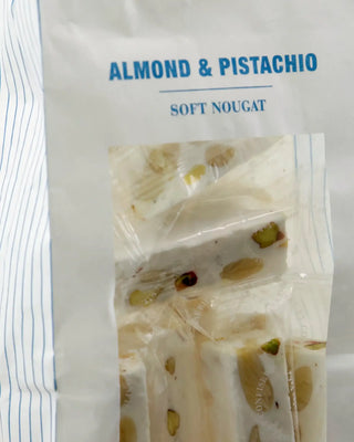 Soft nougat Almonds & Pistachios – 150 g van Nicolas Vahe, in een gestileerde detailopstelling