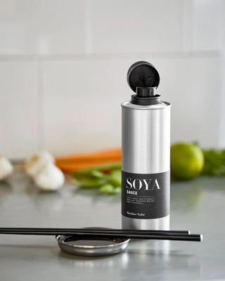 Soya saus 250ml van Nicolas Vahe, in een culinaire setting met bijpassende ingrediënten