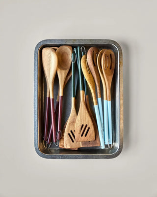 Spatelset Spoons acaciahout - set van 3 van Nicolas Vahe, in een culinaire setting met bijpassende ingrediënten