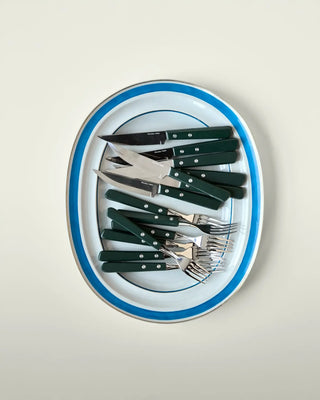Steakbestekset groen acaciahout - set van 8 van Nicolas Vahe, in een culinaire setting met bijpassende ingrediënten
