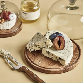 Stolp Fromage 18cm naturel van Nicolas Vahe, in een culinaire setting met bijpassende ingrediënten
