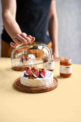 Stolp Fromage 18cm naturel van Nicolas Vahe, gepresenteerd in een culinaire tafelsetting