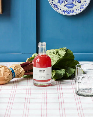 Syrup Rhubarb 200 ml van Nicolas Vahe, in een culinaire setting met bijpassende ingrediënten