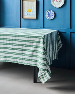 Tafelkleed Chef Groen 150x260cm van Nicolas Vahe, in een culinaire setting met bijpassende ingrediënten