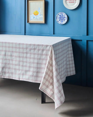 Tafelkleed Chef Rood 260x150cm van Nicolas Vahe, in een culinaire setting met bijpassende ingrediënten