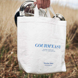 tas Gourm Easy wit van Nicolas Vahe, in een culinaire setting met bijpassende ingrediënten