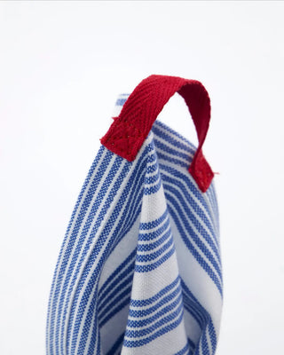 Theedoek Chef Blauw Wit 70x50 cm - 3 stuks van Nicolas Vahe, schuin bekeken met vorm en afwerking zichtbaar