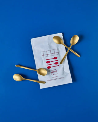 Theelepel Spoon Antiek goud - 4 stuks van Nicolas Vahe, in een culinaire setting met bijpassende ingrediënten