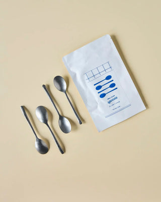 Theelepel Spoon Antiek zilver - 4 stuks van Nicolas Vahe, in een culinaire setting met bijpassende ingrediënten