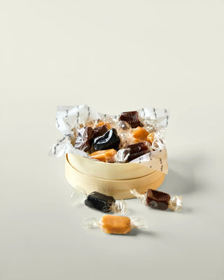 Tofees karamelmix 150g van Nicolas Vahe, in een culinaire setting met bijpassende ingrediënten
