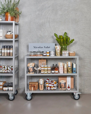 Trolley rek op wielen grijs met drie schappen van Nicolas Vahe, in een culinaire setting met bijpassende ingrediënten