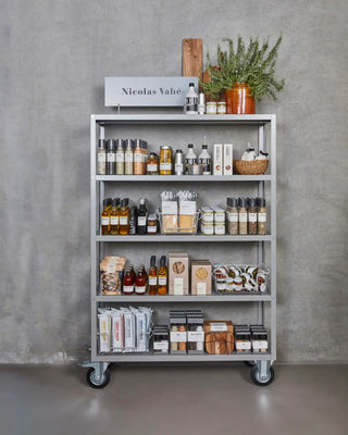 Trolley rek op wielen grijs met vijf schappen van Nicolas Vahe, in een culinaire setting met bijpassende ingrediënten