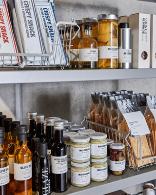 Trolley rek op wielen grijs met vijf schappen van Nicolas Vahe, in een gestileerde productopstelling