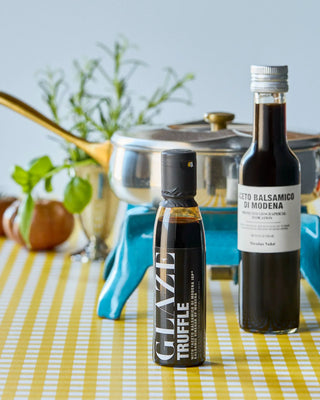 Truffel balsamico glaze 150ml van Nicolas Vahe, in een smaakvolle setting met bijpassende ingrediënten
