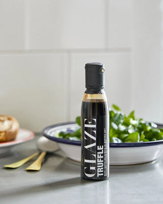 Truffel balsamico glaze 150ml van Nicolas Vahe, gepresenteerd in een culinaire keuken- of tafelsetting