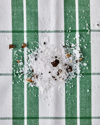 Truffle zout 130g van Nicolas Vahe, in een gestileerde detailopstelling
