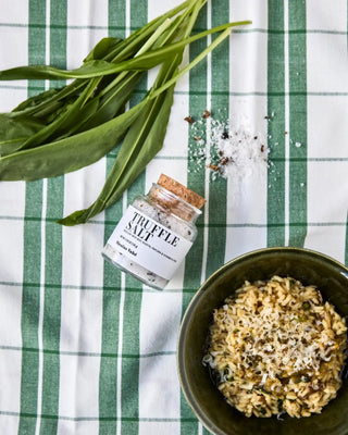 Truffle zout 130g van Nicolas Vahe, in een culinaire setting met bijpassende ingrediënten