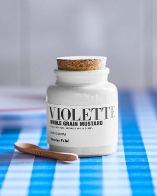 Violette Mosterd met Druivenmost – 120 g van Nicolas Vahe, in een culinaire setting met bijpassende ingrediënten