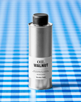 Walnoot olie 250ml van Nicolas Vahe, gepresenteerd in een culinaire keuken- of tafelsetting