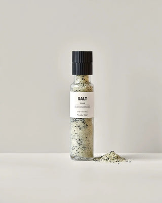 Wasabi zout 300g van Nicolas Vahe, in een culinaire setting met bijpassende ingrediënten