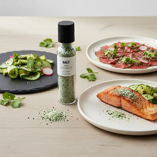 Wasabi zout 300g van Nicolas Vahe, gepresenteerd in een culinaire tafelsetting