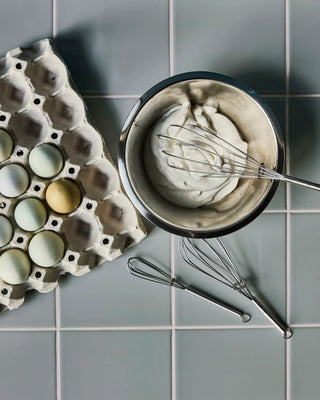 Whisk zilveren afwerking - set van 3 van Nicolas Vahe, in een culinaire setting met bijpassende ingrediënten