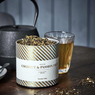 White tea coconut en passion - 100gr van Nicolas Vahe, in een culinaire setting met bijpassende ingrediënten