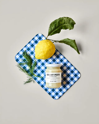 Zalm en dille pesto 135g van Nicolas Vahe, in een culinaire setting met bijpassende ingrediënten