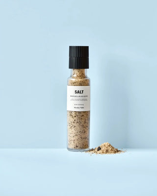 Zeezout met rozemarijn en zwarte olijven 310g van Nicolas Vahe, in een culinaire setting met bijpassende ingrediënten