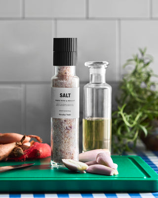 Zeezout met witte wijn en sjalot 310g van Nicolas Vahe, in een culinaire setting met bijpassende ingrediënten