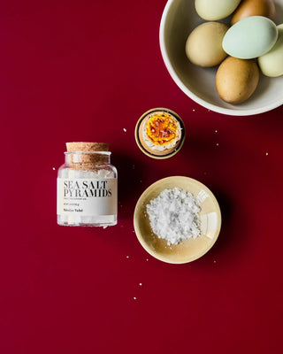 Zeezout pyramids 65 g van Nicolas Vahe, in een culinaire setting met bijpassende ingrediënten