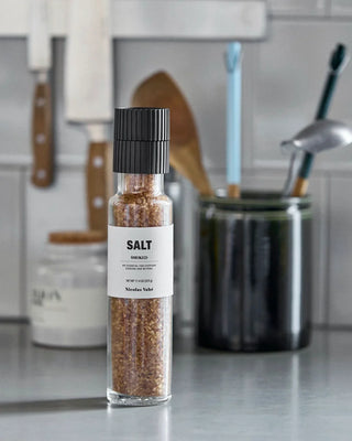 Zeezout Smoked - 325g van Nicolas Vahe, in een culinaire setting met bijpassende ingrediënten