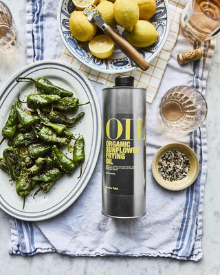 Zonnebloem olie bio 1000ml van Nicolas Vahe, in een culinaire setting met bijpassende ingrediënten