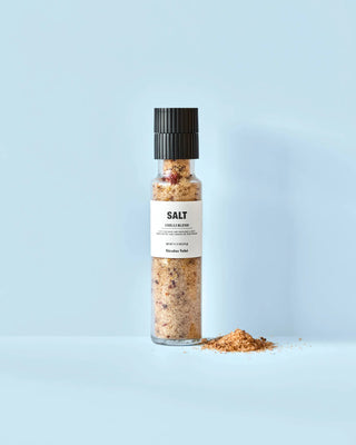 Nicolas Vahé zoutmolen met chilimix naast een hoopje van de zoutmix
