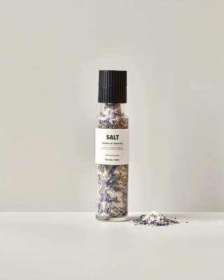 Zout met Herbes de Provence 255g van Nicolas Vahe, in een culinaire setting met bijpassende ingrediënten
