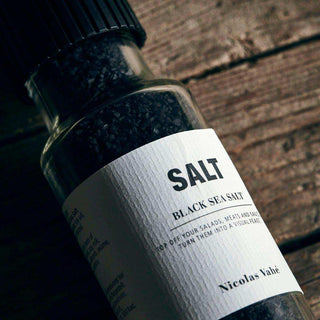 Close-up van Nicolas Vahé zoutmolen met zwarte zoutkristallen en etiket Black Sea Salt