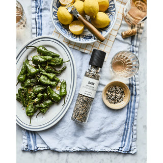 Zout met knoflook & gember - 255G van Nicolas Vahe, in een culinaire setting met bijpassende ingrediënten