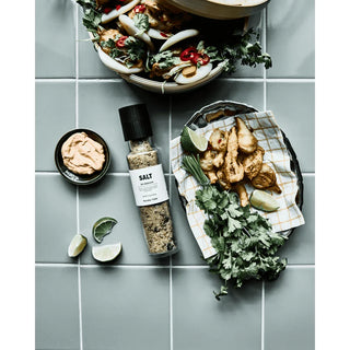 Zout met paddestoelen - 330G van Nicolas Vahe, in een culinaire setting met bijpassende ingrediënten