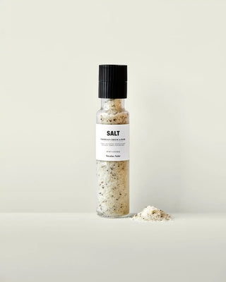 Zoutmolen met parmezaan en basilicum rechtop naast een klein hoopje van de zoutmix