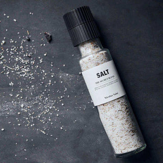 Nicolas Vahé zoutmolen The Secret Blend liggend tussen verspreide zoutkorrels