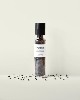 Zwarte peper 140G van Nicolas Vahe, in een culinaire setting met bijpassende ingrediënten, vanuit een tweede beeldhoek