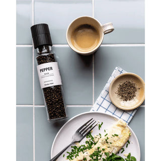 Zwarte peper 140G van Nicolas Vahe, in een culinaire setting met bijpassende ingrediënten