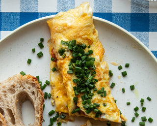 Omelet gevuld met bruschetta en verse bieslook