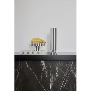 Toppu plateau zwart/wit 20cm van Oyoy, gepresenteerd in een stijlvolle tafelsetting