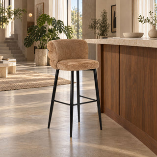Pole to Pole barstoel Cloud Caramel met zwarte poten bij een houten bar in een licht interieur