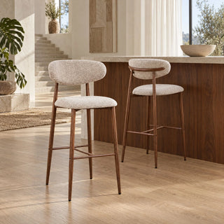 Twee Pole to Pole barstoelen Japandi Oatly met bruine poten bij een hoge houten bar