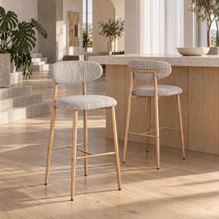 Twee Pole to Pole barstoelen Japandi Okura bij een hoge houten bar