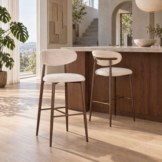 Twee Pole to Pole barstoelen Japandi Tan met lichte bekleding bij een hoge houten bar