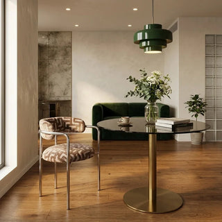 Pole to Pole eetkamerstoel Art Deco Maze Brown bij een ronde eettafel in een warm interieur