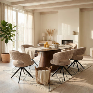 Pole to Pole eetkamerstoelen Avena Cream rond een ovale houten eettafel in een lichte eetkamer